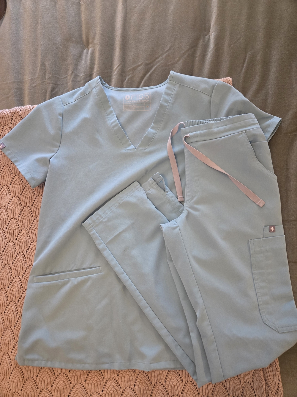 Figs Women’s V-Neck Scrub Set in Light Blue